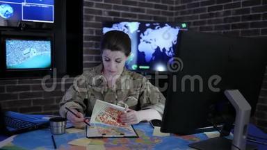 军事人员，穿制服的女亲兵，在<strong>监控室</strong>，