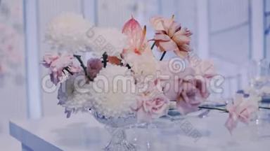 中间特写镜头，水晶花瓶里美丽的婚礼花束
