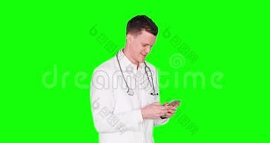 白种人医生在智能手机上输入一条信息