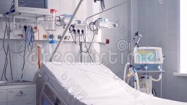 更仔细地观察<strong>病床</strong>和其他设备所在的<strong>医院</strong>病房的一部分