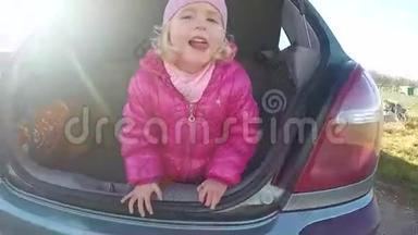 小女孩在玩汽<strong>车后备箱</strong>视频