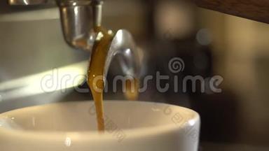咖啡壶中的咖啡咖啡师，将新鲜咖啡倒入陶瓷杯中