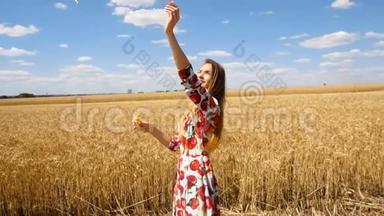 年轻女孩站在田野里仰望天空，让我们吹泡泡