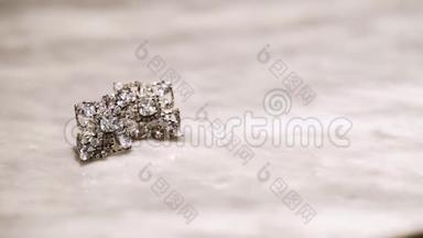 两个珠宝耳环白金或白金与钻石在大理石背景