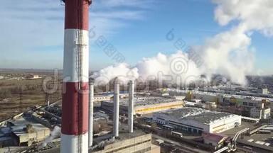 空气：工业区有一个大的红色和白色管道，厚厚的白色烟雾是从工厂的管道，与之形成对比
