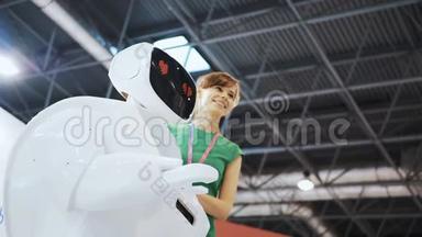 机器人坠入爱河，机器人的情绪。 心和微笑。 积极的女人用机器人做自拍。 女孩