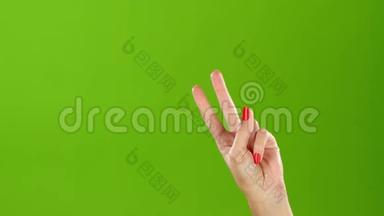 <strong>颤抖</strong>的女人手势表示和平。 绿屏工作室