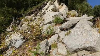 陡峭的<strong>山坡</strong>上有巨大的岩石，危险的<strong>山坡</strong>，僻静的自然