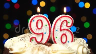 数字<strong>96</strong>在蛋糕上面-<strong>96</strong>岁生日蜡烛燃烧-吹灭在最后。 彩色模糊背景