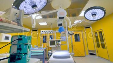 黄色墙壁的现代化医院急诊室。