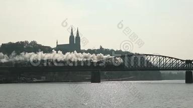捷克共和国，布拉格。 旧机车在桥上行驶。 圣彼得大教堂和圣保罗教堂的背景