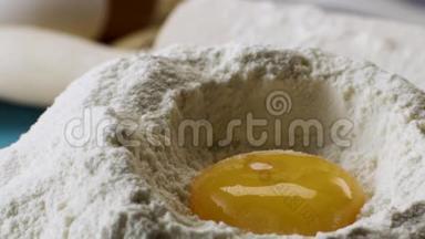 Yolk瀑布在缓慢的运动进入Flour，关闭。 场景。 鸡蛋掉在面粉里。 录像食物。 鸡蛋掉落