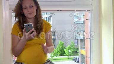 沮丧的孕妇打电话，坐在窗台上<strong>大声喊叫</strong>