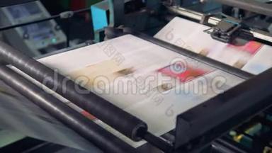 在印刷设备上滚动的新鲜报纸的特写镜头。