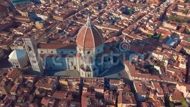 意大利托斯卡纳佛罗伦萨的鸟瞰图。 飞过佛罗伦萨的屋顶。