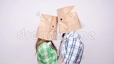 一对愁眉苦脸的夫妇头上戴着纸袋