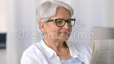 老年妇女在家看报纸的肖像