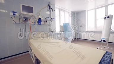 拥有单人床和现代医疗设备的医院房间的一般视图。