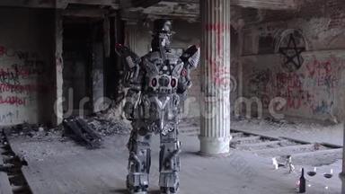 人形机器人背着帽子站在废弃的大楼里。 录像。 带眼镜和瓶子的<strong>安卓</strong>系统