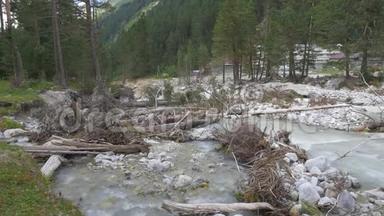大自然的毁灭力量.. 山河的全景.. 泥石流的后果