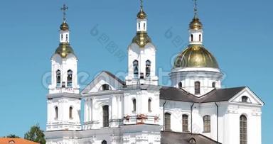 维捷布斯克，白俄罗斯。 夏季傍晚，在乌斯彭斯基山上的上城，关闭设想大教堂。 变焦
