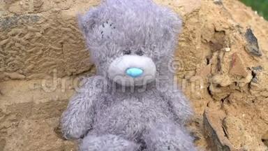阴影笼罩着废弃的毛绒玩具灰色泰迪熊孤独的概念，童年的<strong>回忆</strong>，<strong>怀旧</strong>，灾难