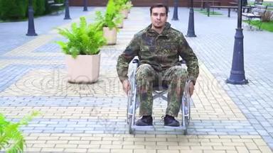 一名身着迷彩服坐在轮椅上的伤残军人.. 慢节奏
