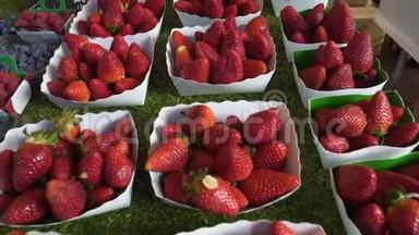 有机<strong>食品店</strong>出售的浆果种植园的新鲜草莓，市场