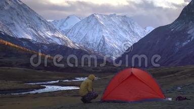 这个人正在山景背景上搭帐篷.. 4k