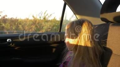 年轻的白人女孩坐在车里，在颠簸中跳跃颠簸。 慢动作特写手持镜头..