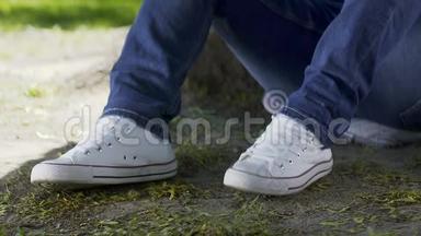 穿舒适运动鞋的休闲青少年脚，年轻人在户外放松
