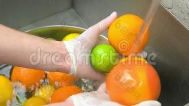厨师双手洗橘子和石灰，特写..