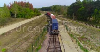 <strong>货运</strong>列车缓慢通过工厂.. 从顶部看森林的<strong>铁路</strong>结构