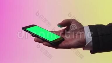 手机上的绿色屏幕。 库存。 商人`用绿色屏幕手持电话