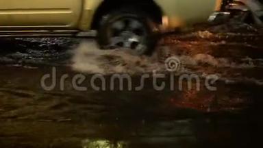 洪水街道夜间下雨，以摩托车和汽车为背景