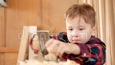 概念儿童学习细木工。