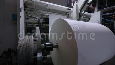 生产壁纸用大卷纸，是生产壁纸的现代化工厂