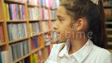 一幅8-12岁女孩站在图书馆的肖像。 背景中书架的书架。 4k，慢