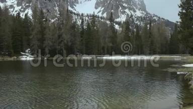 意大利阿尔卑斯山平静美丽的山湖水面生态旅游