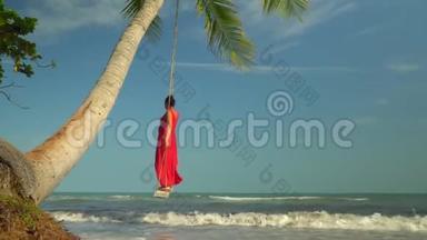 这位妇女在岛上的岸边挥杆要<strong>花钱</strong>。 热带海洋岸边穿着红色连衣裙的女人。 这就是
