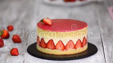草莓蛋糕。 木制背景的弗赖耶蛋糕