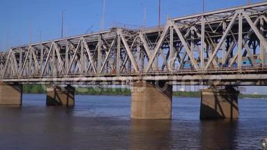 在过河的钢桥上有一列火车