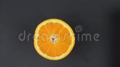橙色在一个区域靠近。 明亮的橙色在黑色背景上旋转。 明亮的柑橘橘色