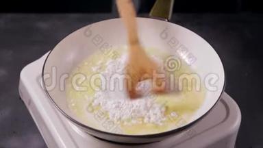 在<strong>煎炸</strong>过程中加入黄<strong>油</strong>，并在平底锅中加入面粉
