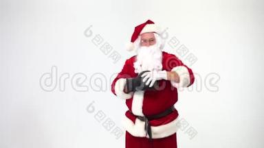 圣诞节。 白色背景上的圣诞老人戴着黑色拳击手套，完成了拳击。 拳击，拳击手。 他是