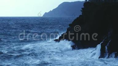 汹涌澎湃的海浪溅落在岩石峭壁上，缓缓地移动