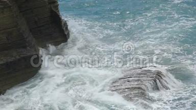 海浪<strong>冲破</strong>岩石悬崖，形成海岸线的泡沫
