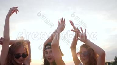 闭着脸的女<strong>朋友</strong>，夏天的傍晚，快乐的好<strong>朋友</strong>在海滩上夕阳下跳舞，三个女人举起手臂