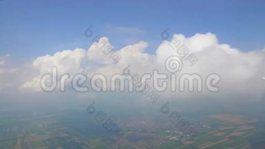 空中飘浮的云，从飞机上看到，天气预报