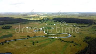 无人机在乡间高空飞行。 空中拍摄令人难以置信的阳光自然景观。 蜿蜒的河流。 4K.